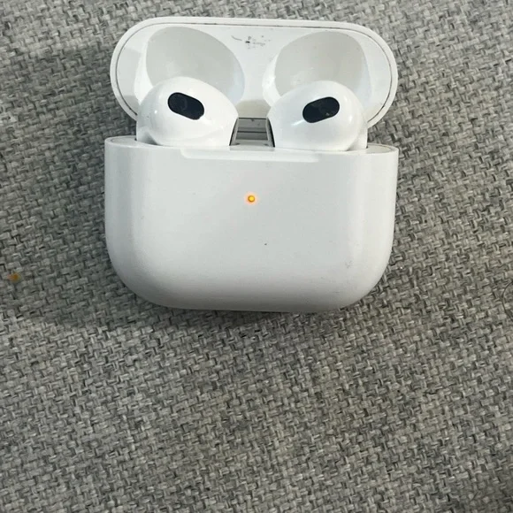 AirPods (3rd Generation) with Lightning Charging Case - Picture 3 of 5